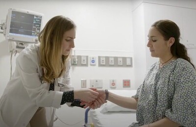 Кодирование Аквилонг в Зарайске Врач держит пациентку за руку