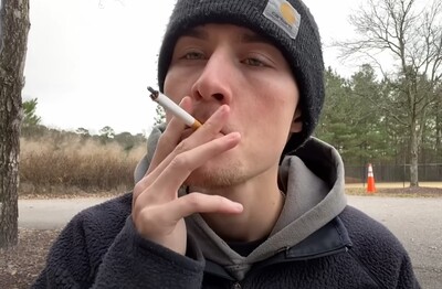 Лечение зависимости от табакокурения в Зарайске Мужчина с сигаретой делает затяжку