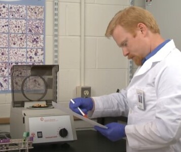 Клиника лечения наркозависимости в Зарайске Врач в кабинете клиники