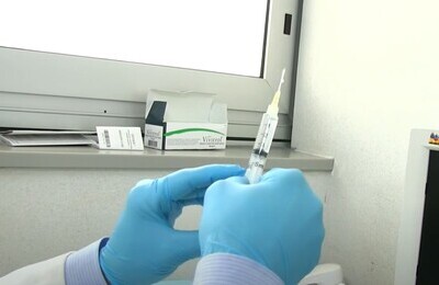 Проведение кодирования Вивитролом в Зарайске Шприц с Вивитролом в руках у врача